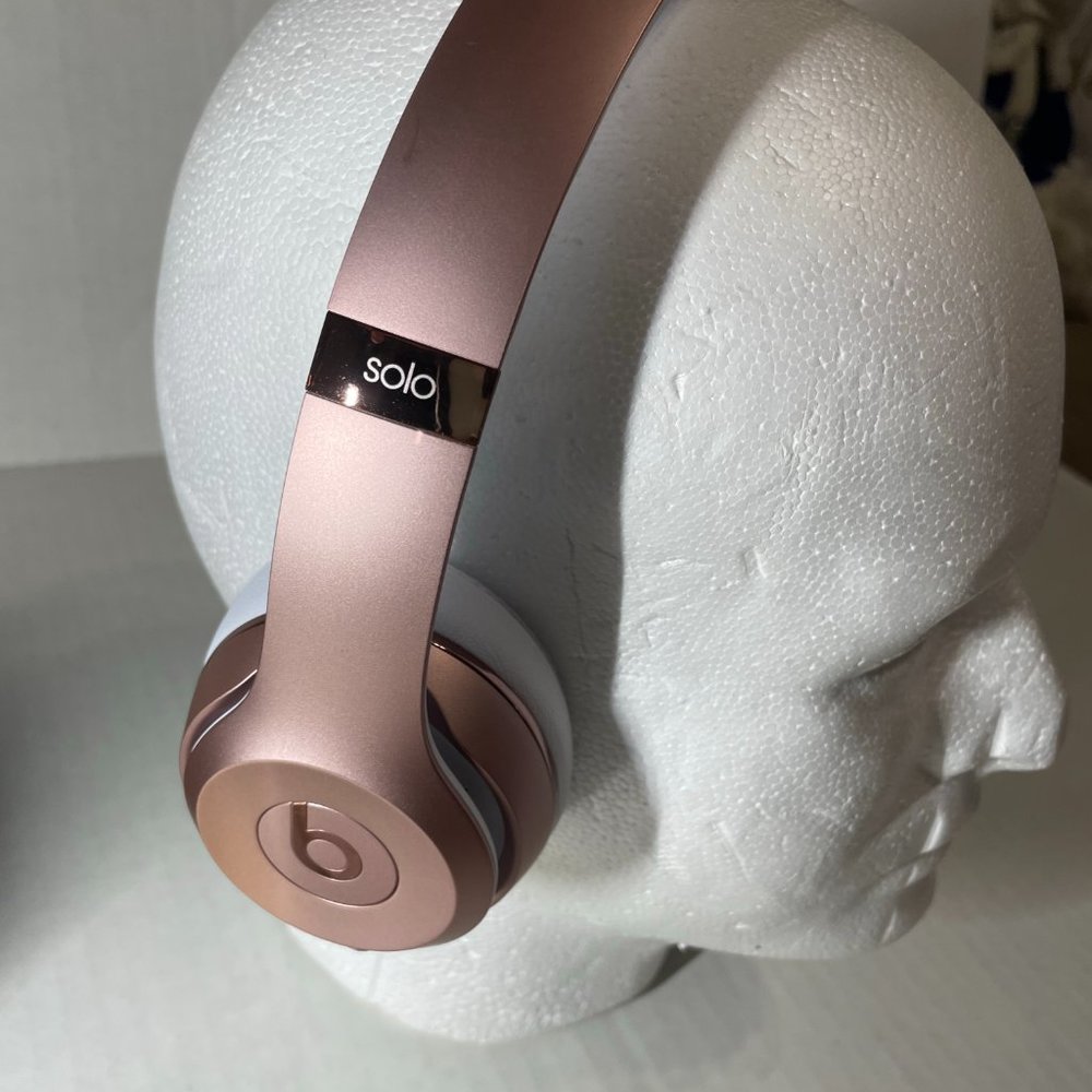 Beats Solo3 Wireless On-Ear Headphones - Rose Gold - like new (WOB)